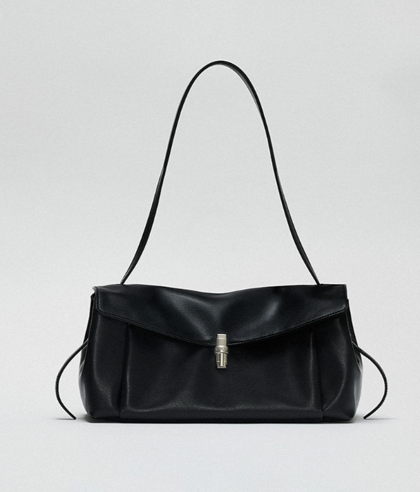 Jung Eun-chae's NYC Sophistication: Ivory Suit + Black Bag = Effortless Edge