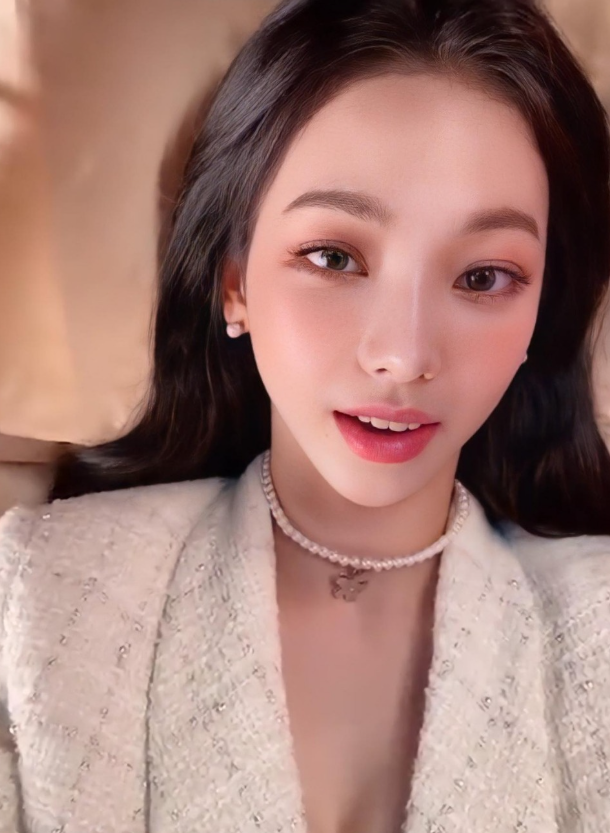 KARINA in bed: the anti-stage version everyone needs to see