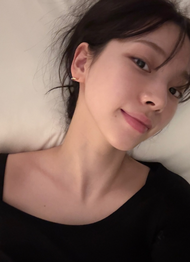 KARINA in bed: the anti-stage version everyone needs to see