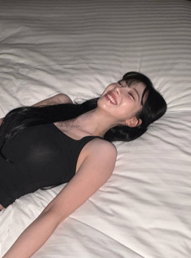 KARINA in bed: the anti-stage version everyone needs to see