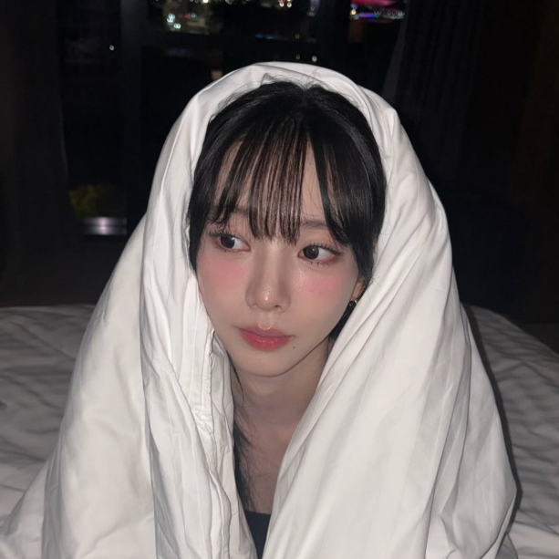 KARINA in bed: the anti-stage version everyone needs to see