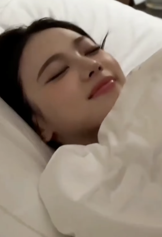KARINA in bed: the anti-stage version everyone needs to see