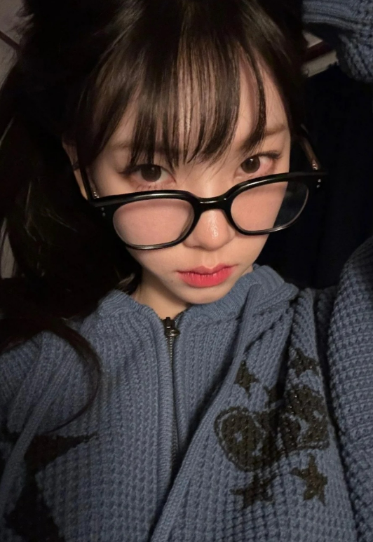 KARINA off-duty: a hoodie and the art of doing absolutely nothing