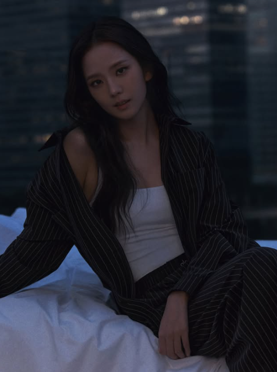 JISOO paints autumn in Alo Yoga: from rooftop ease to gym hustle
