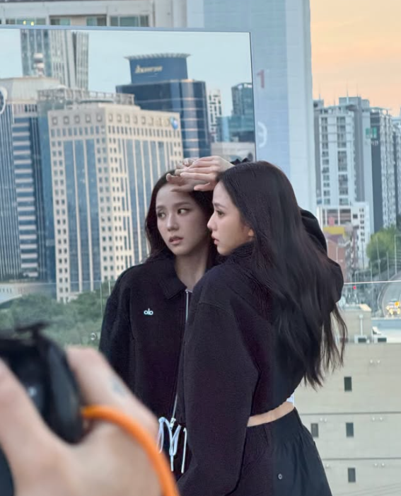 JISOO paints autumn in Alo Yoga: from rooftop ease to gym hustle