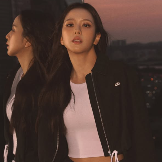 JISOO paints autumn in Alo Yoga: from rooftop ease to gym hustle