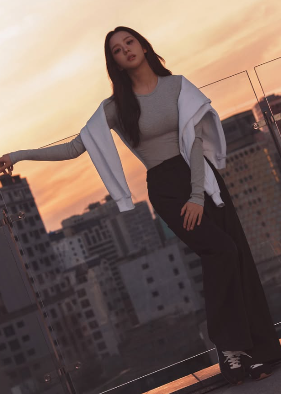 JISOO paints autumn in Alo Yoga: from rooftop ease to gym hustle