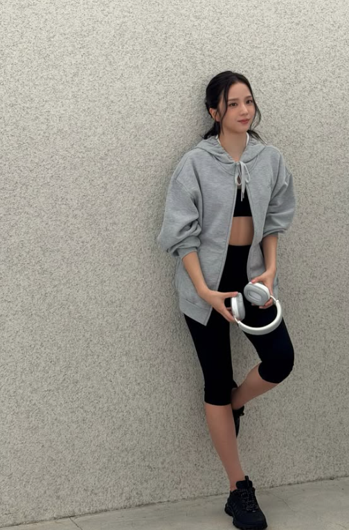 JISOO paints autumn in Alo Yoga: from rooftop ease to gym hustle