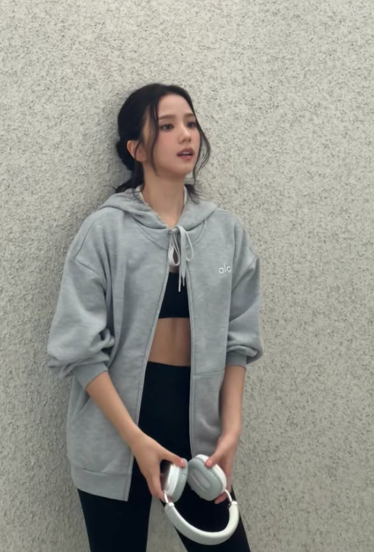 JISOO paints autumn in Alo Yoga: from rooftop ease to gym hustle