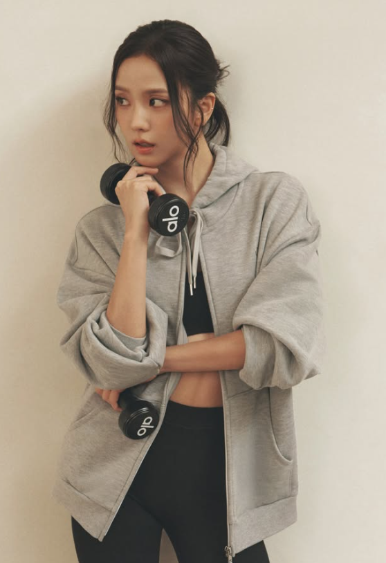 JISOO paints autumn in Alo Yoga: from rooftop ease to gym hustle
