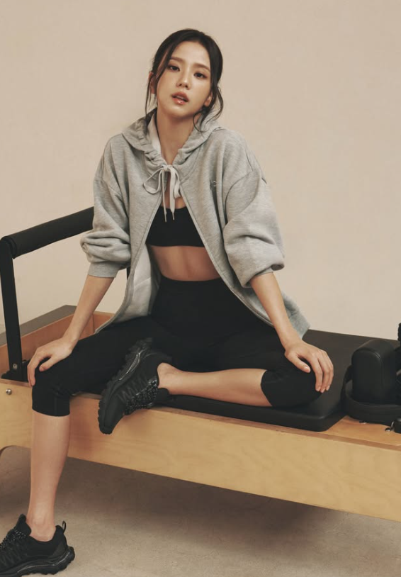 JISOO paints autumn in Alo Yoga: from rooftop ease to gym hustle