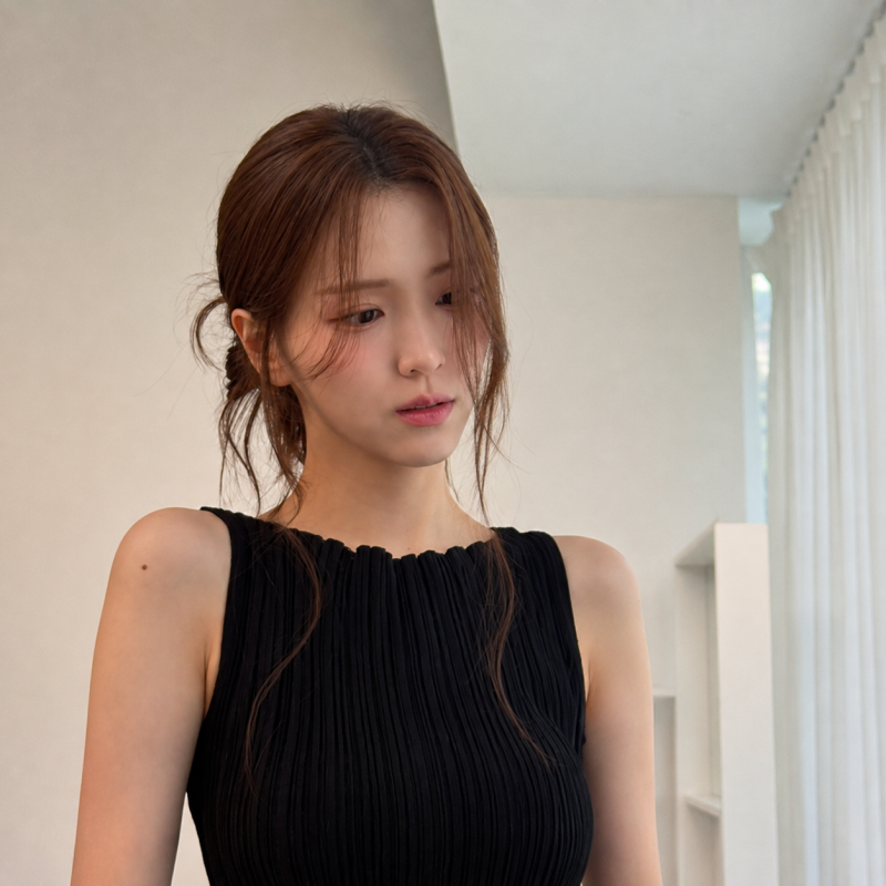 Kim Ji-eun Proves Neutral Tones Don't Mean Boring—Every Look Hits Different