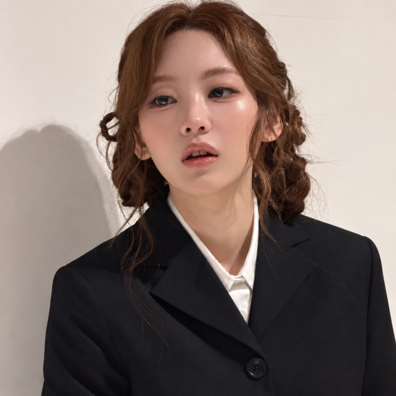 Jo Yi-hyeon Stops Traffic at GU Popup: Brown Tweed vs Black Suit—Two Completely Different Moods