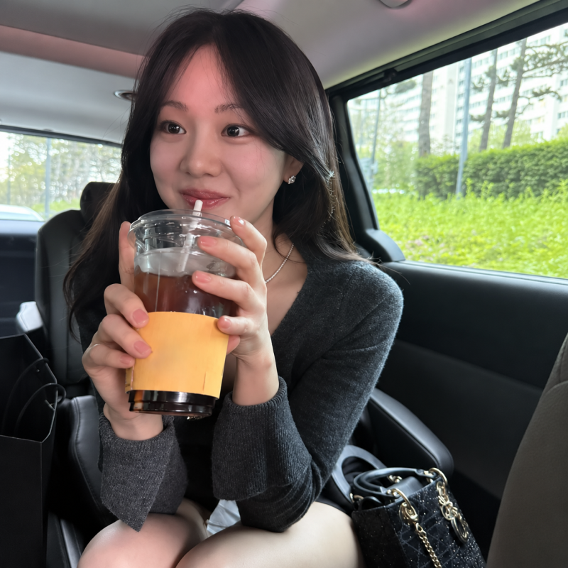 40-Year-Old Actress, Zero Shame in Her Close-Ups — Timeless Visual That Defies Age