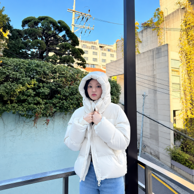 From Street Casting to Global Ambassador: Kim Ji-won's Cream Long Puffer Wins Winter