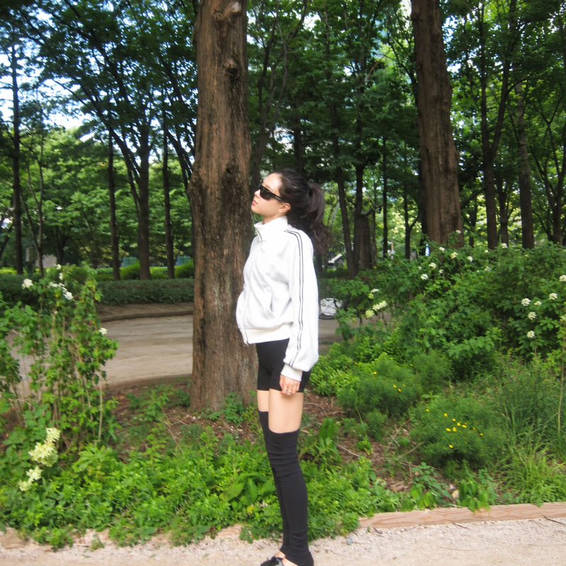 Park Walks & Studio Sessions: Son Na-eun Trades the Stage for Effortless Everyday Style