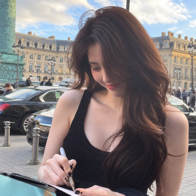 Han So-hee Proves the All-Black Overseas Fan Meet Fit Hits Different