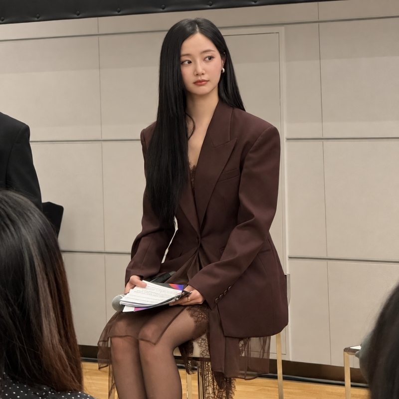 "She left Momoland to focus on acting..." The actress's gray knit dress look