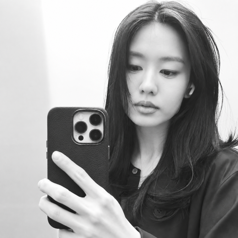"Leading in the global No. 1 production?..." From a black dress to a suede pictorial look, a different vibe