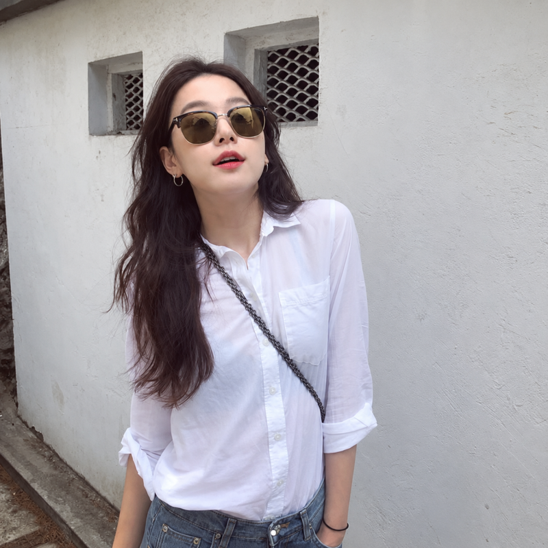 The actress known as Ji Seung-wan from ‘Twenty-Five Twenty-One’... her effortlessly chic shirt and denim look