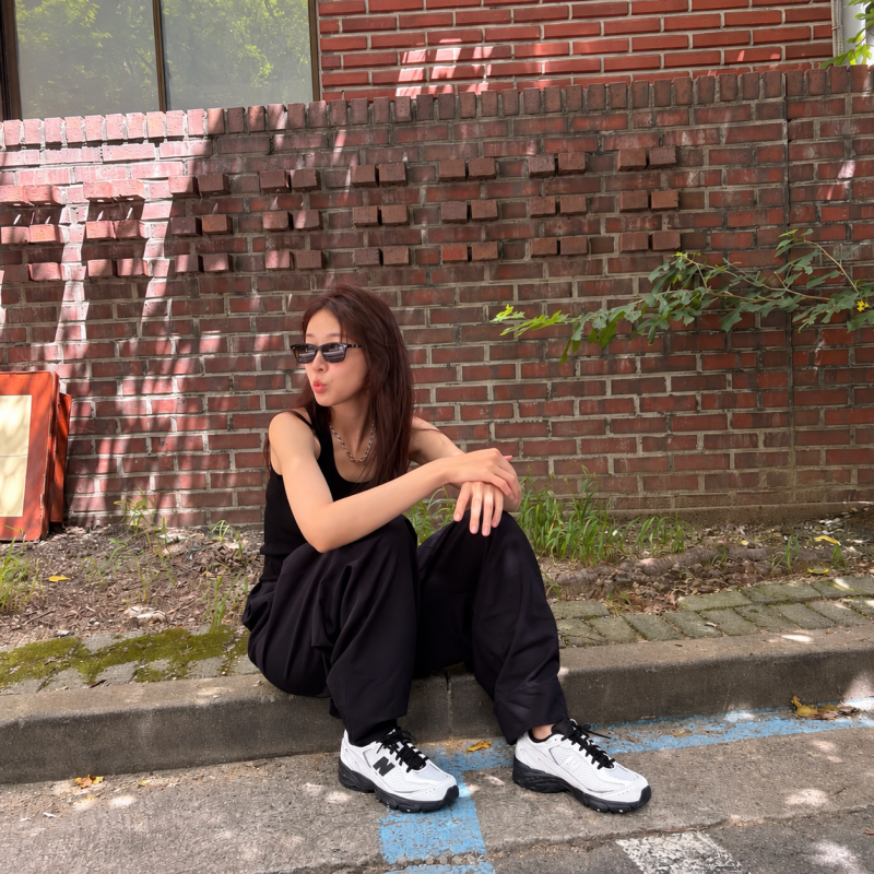 The actress known as Ji Seung-wan from ‘Twenty-Five Twenty-One’... her effortlessly chic shirt and denim look