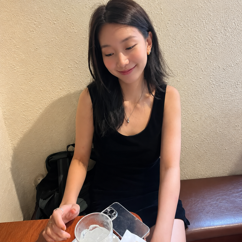 "She has been on the fashion show stage since her teens..." The desert look of an actress who has now even won an acting award