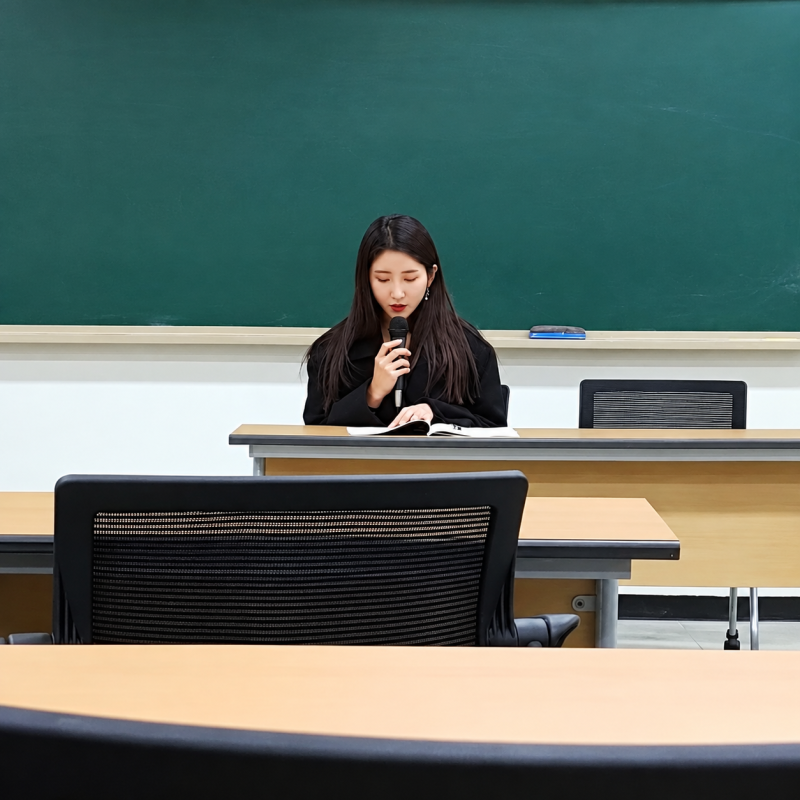 "I heard she was the top student at Seoul National University of Education, earned a master's degree from Seoul National University, and even worked as an elementary school teacher..." The brown daily look of an influencer who is now a fitness YouTuber