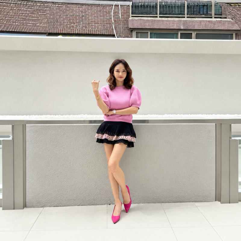 "They say she has an unrealistically beautiful face as the original Barbie doll..." The elegant print look of an actress with ageless beauty that remains unchanged after 26 years