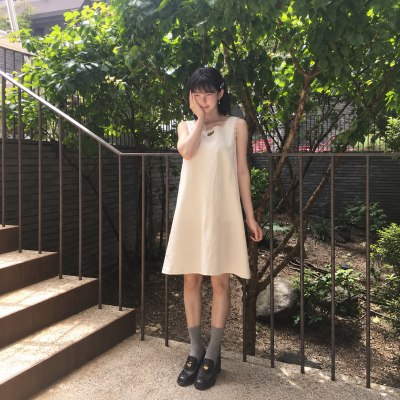 The actress who studied in Harbin, China for two years to get permission to act...” Her innocent white dress look