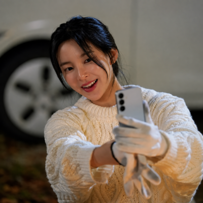The actress who studied in Harbin, China for two years to get permission to act...” Her innocent white dress look