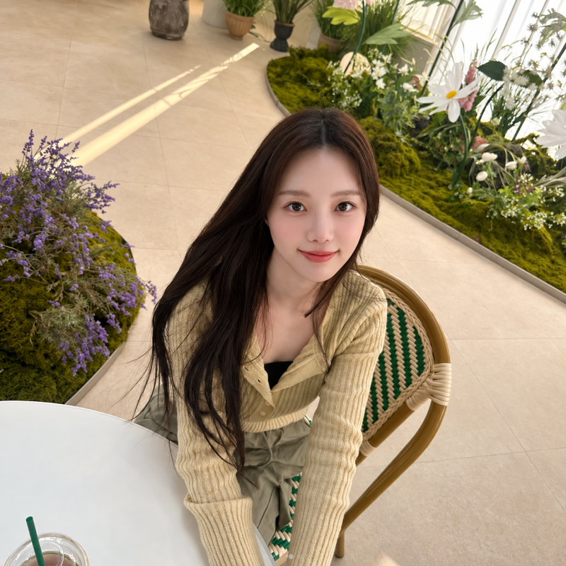 "They say she's one of the Top 3 Goddesses of Dongduk Women's University..." Her daily look, where she looks more like an actress than an idol.