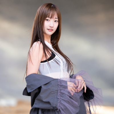 "She was an airline flight attendant before debuting in a Hanbok beauty pageant..." Influencer Kim Hye-soo's recent look