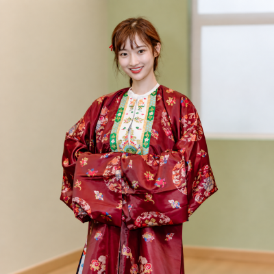 "She was an airline flight attendant before debuting in a Hanbok beauty pageant..." Influencer Kim Hye-soo's recent look