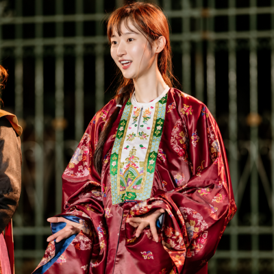 "She was an airline flight attendant before debuting in a Hanbok beauty pageant..." Influencer Kim Hye-soo's recent look