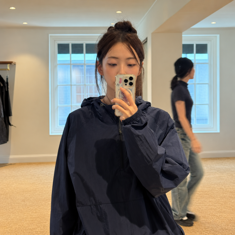 "I'd believe it if you said he was an idol, but he holds the position of director at 30..." The recent look of Director Risenne, the miracle of the SME idol group.