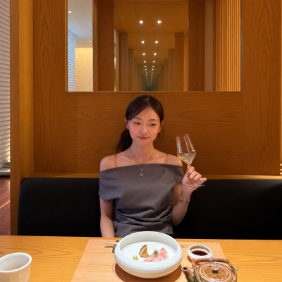 "I'd believe it if you said he was an idol, but he holds the position of director at 30..." The recent look of Director Risenne, the miracle of the SME idol group.