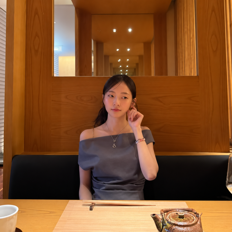 "I'd believe it if you said he was an idol, but he holds the position of director at 30..." The recent look of Director Risenne, the miracle of the SME idol group.