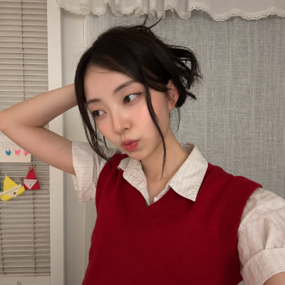 "I'd believe it if you said he was an idol, but he holds the position of director at 30..." The recent look of Director Risenne, the miracle of the SME idol group.