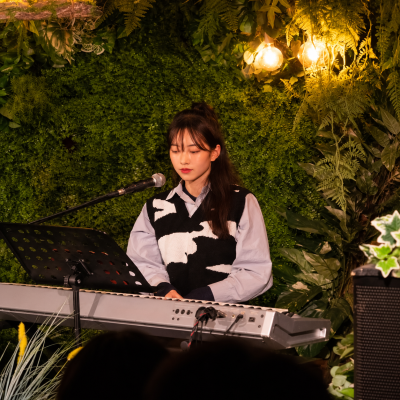 "I'd believe it if you said he was an idol, but he holds the position of director at 30..." The recent look of Director Risenne, the miracle of the SME idol group.