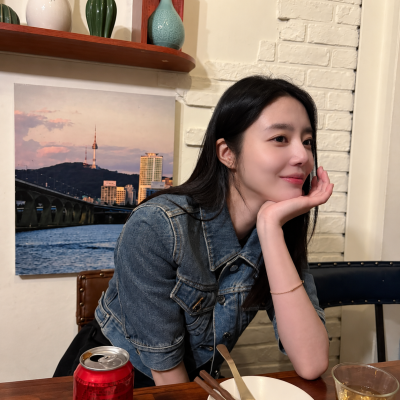 "They say she's ranked #1 in looks and hips at Hallym Arts High School..." The daily look of a former idol whose true calling is acting.