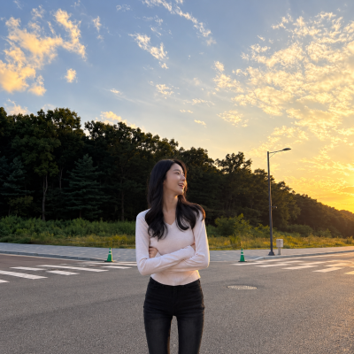 "They say she's ranked #1 in looks and hips at Hallym Arts High School..." The daily look of a former idol whose true calling is acting.