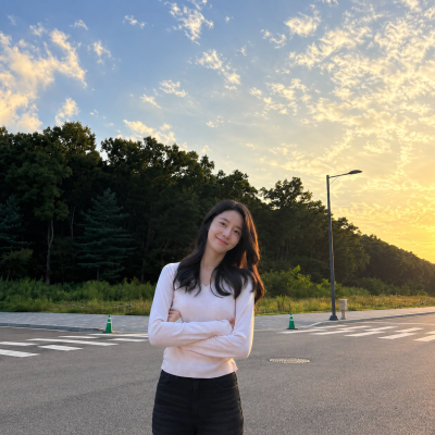 "They say she's ranked #1 in looks and hips at Hallym Arts High School..." The daily look of a former idol whose true calling is acting.