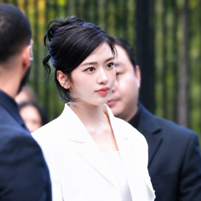 "You can't pull off a 2:8 parting like this..." Her fashion look, perfectly executed