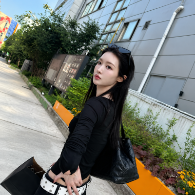 "She's prettier than Go Yoon-jung, but people say they see Go Yoon-jung's look..." The daily look of an actress who suits black tones