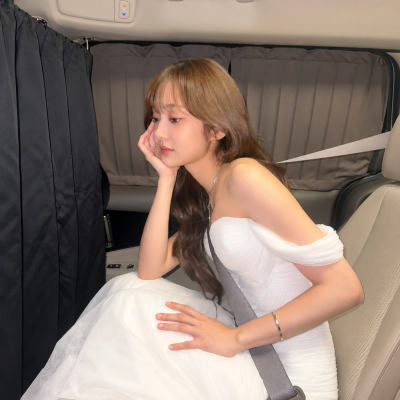 "I heard she was called one of the top three beauties of Hanyang University's College of Physical Education..." From that actress's striped shirt look to her white off-shoulder dress look and purple dress look