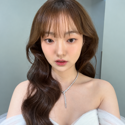 "I heard she was called one of the top three beauties of Hanyang University's College of Physical Education..." From that actress's striped shirt look to her white off-shoulder dress look and purple dress look