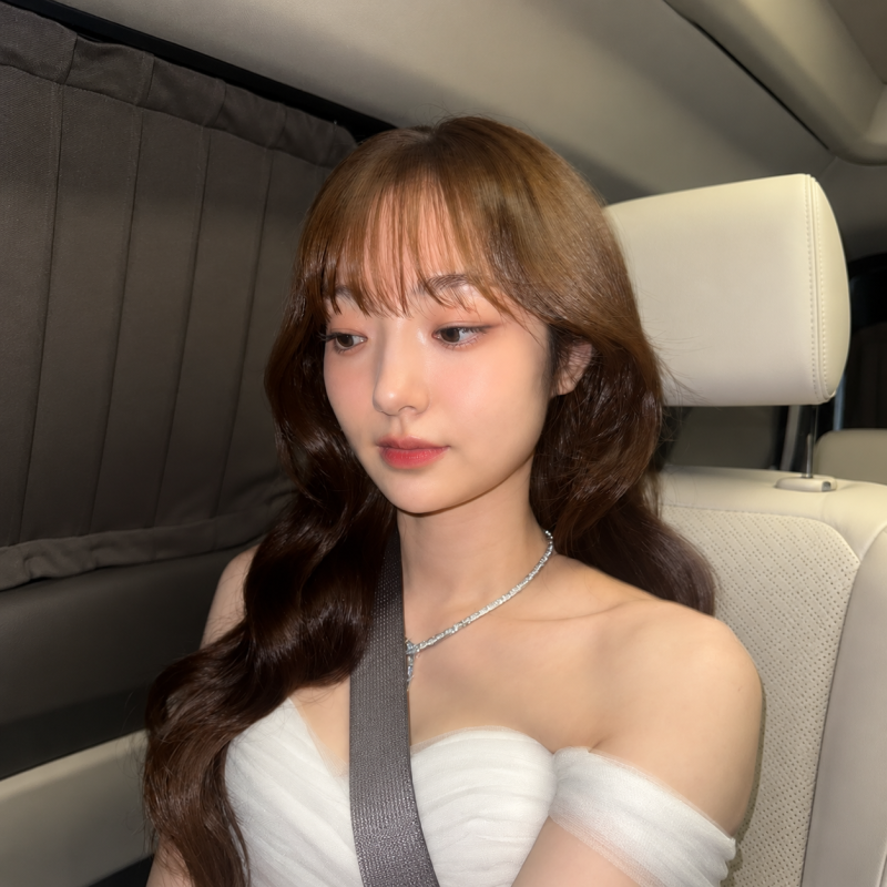 "I heard she was called one of the top three beauties of Hanyang University's College of Physical Education..." From that actress's striped shirt look to her white off-shoulder dress look and purple dress look