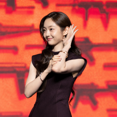 "I heard she was called one of the top three beauties of Hanyang University's College of Physical Education..." From that actress's striped shirt look to her white off-shoulder dress look and purple dress look