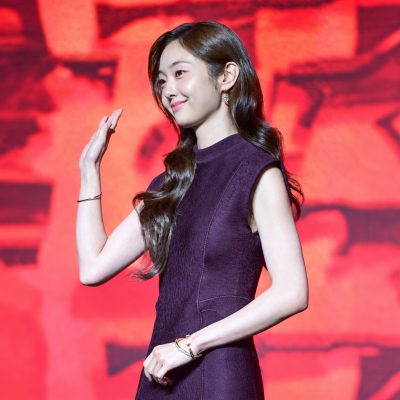 "I heard she was called one of the top three beauties of Hanyang University's College of Physical Education..." From that actress's striped shirt look to her white off-shoulder dress look and purple dress look