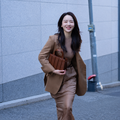 "You mean his debut was as an extra, an unnamed student in Class 2-2...?" From brown leather jacket looks to white shirt looks, shown by the lead of a 45% viewership rating.